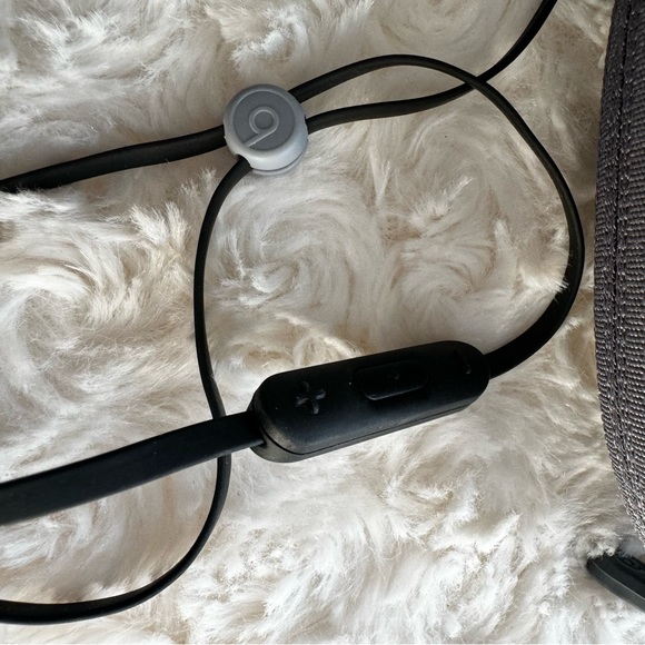 Beats PowerBeats 2 Wireless Bluetooth In Ear Headphones - Picture 5 of 7